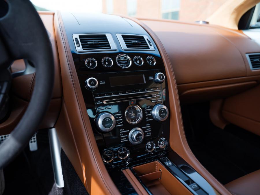 Детали интерьера Aston Martin DBS 2012 года  (фото 30 из 53)